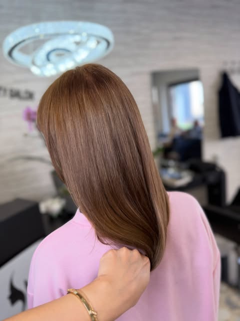 Frisch aufgehellte Balayage, Ansicht von hinten